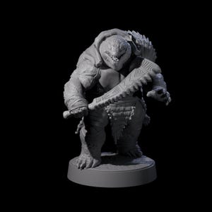 Puede incluir: Miniatura de fantasía gris impresa en 3D de un guerrero humanoide reptiliano. La figura está posando sosteniendo una gran cuchilla dentada. Tiene texturas detalladas y está sobre una base circular, perfecta para juegos de mesa.