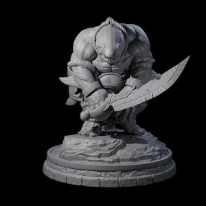 Könnte beinhalten: Graue, 3D-gedruckte Figur einer muskulösen, humanoiden, haiartigen Kreatur, die eine große, gezahnte Klinge hält. Die Figur steht auf einem felsigen Sockel mit einer kreisförmigen Plattform. Die Kreatur hat ein Seil um den Kopf und trägt eine Rüstung.