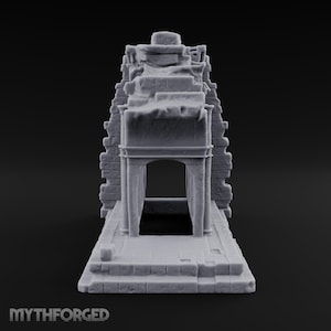 Puede incluir: Una estructura de templo de piedra en miniatura de color gris claro que presenta una entrada central arqueada, paredes escalonadas tipo ladrillo y una base rectangular. El modelo arquitectónico muestra texturas desgastadas y un pasaje interior hueco con el texto MYTHFORGED.