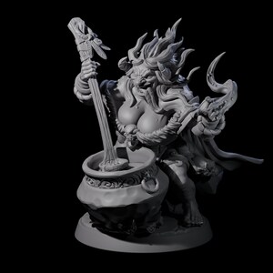 以下が含まれることがあります： 角のある、筋肉質な姿のグレーの3Dプリントフィギュア。長い髪を持ち、杖を持ち、大釜をかき混ぜています。このフィギュアは険しい表情をしており、複雑なデザインで詳細に表現されています。背景は黒です。