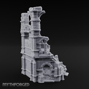 Puede incluir: Un modelo en miniatura de color gris claro de una torre de piedra en ruinas con ladrillos texturizados, puertas arqueadas y secciones de pared derrumbadas. La estructura muestra un diseño arquitectónico desgastado con el texto MYTHFORGED.