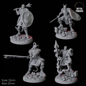 Puede incluir: Cuatro figuras en miniatura de guerreros de fantasía con cuernos y armadura, a escala de 32 mm. Las figuras están en poses dinámicas y sostienen armas y escudos. Las figuras están pintadas de color gris y están de pie sobre una base con calaveras y otros detalles. Las figuras son de la marca Myth Forged.