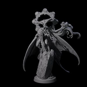 Può includere: Figurina grigia e dettagliata di una creatura fantastica con grandi ali, un copricapo a forma di corona e dettagli intricati. La figura è su un piedistallo con simboli incisi. Il design suggerisce un tema fantasy o mitologico.