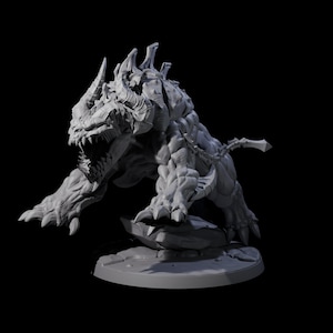 Puede incluir: Modelo gris tridimensional de una criatura monstruosa con dientes afilados, cuernos y garras. La figura está posada en una postura dinámica, con la boca abierta y lista para atacar. El modelo está sobre una base circular.