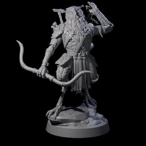 Può includere: Una statuetta grigia di un guerriero con la testa di gufo, che tiene un arco e una freccia. Il guerriero è vestito con un'armatura e un indumento simile a una gonna, con una spada sulla schiena. La statuetta è su una base di pietra, con dettagli intricati.