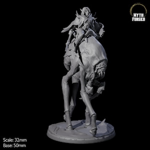 Puede incluir: Una miniatura impresa en 3D de color gris de una figura humanoide montando una criatura similar a una araña. La figura lleva una capa con capucha y sostiene un arma. La base tiene un diámetro de 50 mm. MYTH FORGED está impreso en la esquina superior derecha de la imagen.