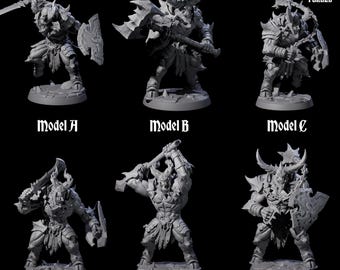 Puede incluir: Seis figuras de fantasía en miniatura grises, cada una representando a un guerrero con cuernos en poses dinámicas. Las figuras están etiquetadas como Modelo A a F, con armas y armaduras. El logotipo de Myth Forged está en la esquina superior derecha.