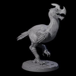 Puede incluir: Una escultura gris tridimensional de una criatura con forma de ave con una gran cabeza en forma de pico y cuerpo emplumado. La criatura se alza sobre una base circular con un patrón de baldosas, con una pata levantada. La escultura está sobre un fondo negro.