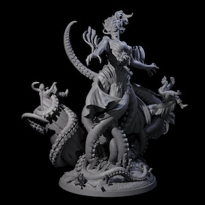 Op de afbeelding: Een grijs, gedetailleerd beeldhouwwerk van een mythisch zeewezen met tentakels, een mensachtig bovenlichaam en een kroon. De sculptuur bevat een schip en figuren, alles op een ronde basis. Het kunstwerk staat tegen een zwarte achtergrond.