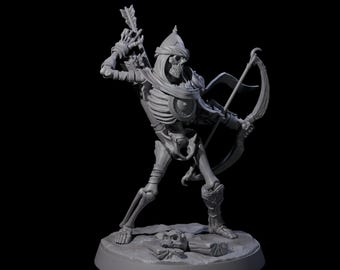 Op de afbeelding: Een grijze, 3D-geprinte skeletkrijgerfiguur, geposeerd met pijl en boog. De figuur draagt een helm en harnas en staat op een cirkelvormige basis met een schedel en puin. De boog is getrokken, klaar om te vuren.