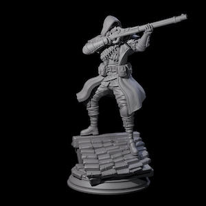 Peut inclure: Figurine grise d'une figure encapuchonnée visant un fusil. La figurine est debout sur une base de toit. La figurine porte un long manteau, des bottes et une ceinture avec des poches et des munitions.