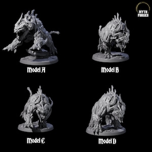 Puede incluir: Cuatro figuras detalladas de monstruos grises etiquetadas como Modelo A, B, C y D. Cada criatura tiene una expresión amenazante con la boca abierta, dientes afilados, protuberancias puntiagudas y una constitución musculosa. El logotipo de Myth Forged está en la esquina superior derecha.