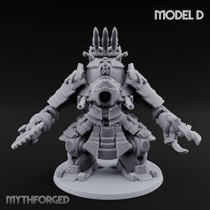 Peut inclure: Une figurine miniature en résine grise représentant un robot mécanique, étiquetée MODEL D, dotée d'un canon central, de missiles sur les épaules, d'une base circulaire et de bras articulés avec une pince et une scie. Texte MYTHFORGED.