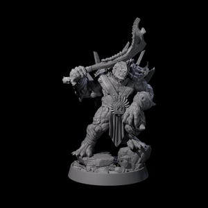 Puede incluir: Figura gris detallada de una criatura de fantasía, posiblemente un orco. La figura musculosa sostiene un arma grande y ornamentada sobre su hombro. La base es redonda y el diseño sugiere una miniatura para juegos de mesa.