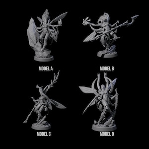 Puede incluir: Cuatro figuras en miniatura grises de personajes de fantasía, cada una sobre una base redonda. Las figuras están etiquetadas como Modelo A, Modelo B, Modelo C y Modelo D. Cada figura tiene una pose y un arma únicas.