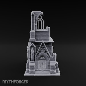 Puede incluir: Una miniatura gris de un edificio de piedra en ruinas con elementos arquitectónicos góticos, que incluye una puerta de arco apuntado, tallas de piedra decorativas y una torre alta parcialmente colapsada con un marco de ventana abierto.
