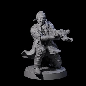 Puede incluir: Una figura en miniatura gris de un monstruo, arrodillado sobre una base circular. La figura lleva ropa hecha jirones y un sombrero, con la boca abierta y los brazos extendidos. La figura es un objeto de colección de fantasía u horror.