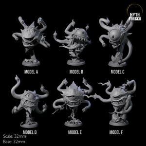 Può includere: Sei figurine grigie di mostri fantasy, ognuna con caratteristiche uniche come occhi multipli, tentacoli e denti affilati. Le figure sono etichettate da "MODELLO A" a "MODELLO F". Il testo "MYTH FORGED" è in alto a destra. Scala: 32 mm, Base: 32 mm.