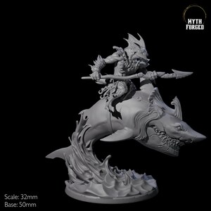 Puede incluir: Una miniatura impresa en 3D en gris de un goblin montando un tiburón. El goblin sostiene una lanza y el tiburón está saltando fuera del agua. La base tiene un diámetro de 50 mm. Myth Forged.