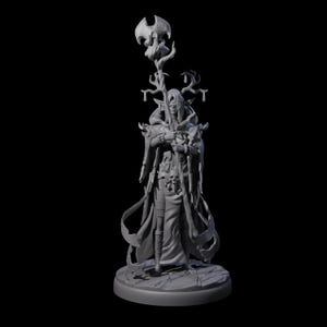 Puede incluir: Figura gris de un personaje de fantasía con pelo largo, cornamenta y un báculo coronado con un emblema en forma de murciélago. El personaje lleva una larga túnica y está sobre una base circular con superficie texturizada. Fondo negro.