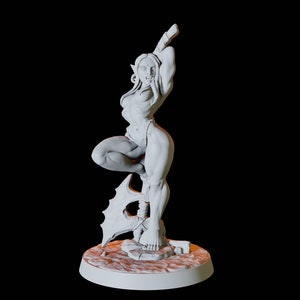 Sexy, Pin up Orc mujer guerrera miniatura para D & D, Dungeons and Dragons, Pathfinder y muchos otros juegos de mesa