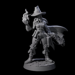 Puede incluir: Figura gris de un personaje femenino de fantasía, con sombrero de bruja, capa y armadura. Sostiene un orbe en llamas en una mano y un arma en la otra. La figura está sobre una base de piedra.