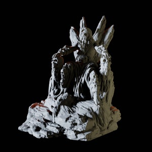 Puede incluir: Una escultura blanca detallada de una figura sentada en un trono hecho de roca y cráneos. La figura tiene una barba larga y lleva una túnica. El trono está decorado con cráneos y otros detalles.