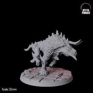 Peut inclure: Miniature grise d'une créature mythique avec des cornes et des dents acérées, posée sur une base en forme de pierre. La figurine a un aspect texturé, semblable à de la fourrure. L'échelle est de 32 mm.