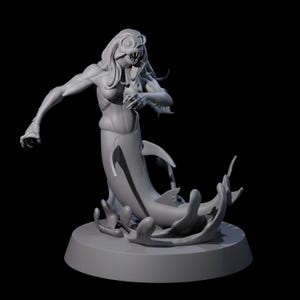 Może przedstawiać: Szara, drukowana w 3D rzeźba potwornej syreny. Stwór ma rybi ogon, ostre zęby i długie włosy. Jest ustawiony w dynamicznej pozie, z jednym ramieniem wyciągniętym i drugą dłonią z pazurami blisko klatki piersiowej. Rzeźba stoi na okrągłej podstawie.