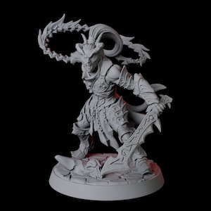 Puede incluir: Una figura miniatura gris de un guerrero con cuernos, que lleva armadura y sostiene una espada y un arma de cadena. La figura está de pie sobre una base circular.