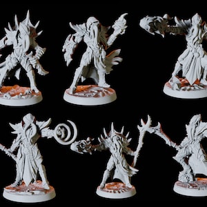 Puede incluir: Seis figuras en miniatura impresas en 3D de color gris de una criatura humanoide con un pico largo, cuernos y una capa. Las figuras están en diferentes posturas, sosteniendo varias armas y bastones.