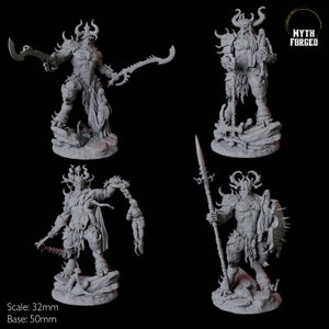 Puede incluir: Cuatro miniaturas grises impresas en 3D de figuras demoníacas con cuernos, armas y armaduras. Las figuras están de pie sobre bases circulares. Las miniaturas tienen una escala de 32 mm y una base de 50 mm. El texto "MYTH FORGED" es visible en la esquina superior derecha de la imagen.
