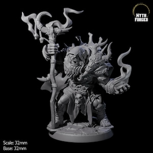 Könnte beinhalten: Graue, detaillierte Miniaturfigur eines Fantasy-Charakters, der einen Stab mit wirbelnder Spitze hält. Die Figur hat ein schädelartiges Gesicht, einen langen Bart und trägt eine Rüstung. Die Basis und der Maßstab sind 32 mm.