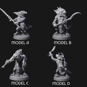 Op de afbeelding: Vier grijze miniatuur fantasy figuren worden getoond, elk op een ronde basis. Elke figuur is een ander model, gelabeld A, B, C en D. De figuren lijken op goblins of vergelijkbare wezens, elk met een wapen.