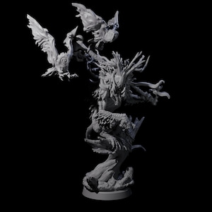 Può includere: Una scultura grigia dettagliata di una creatura fantastica con elementi aviari e arborei. La figura ha una forma umanoide con una testa e rami simili ad alberi, appoggiata su una base di tronco d'albero. Due figure simili a uccelli sono in volo.