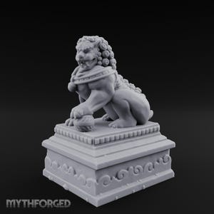 Pode incluir: Uma estatueta impressa em 3D cinza-claro de um leão guardião, ou shishi, sobre um pedestal quadrado. O leão apresenta uma juba encaracolada, uma coleira com um sino e uma pata apoiada numa esfera. A base é decorada com entalhes em volutas.