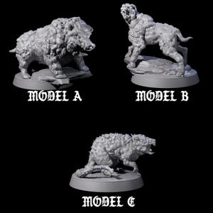 Puede incluir: Tres modelos detallados de monstruos sobre bases circulares. El modelo A es una criatura parecida a un jabalí, el modelo B es un monstruo parecido a un canino y el modelo C es un monstruo parecido a una rata. Cada modelo está etiquetado.