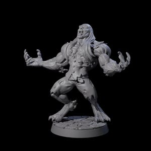 Può includere: Miniatura grigia stampata in 3D di una figura umanoide mostruosa. La figura ha un abito a brandelli, piedi artigliati e braccia tese. La base è un motivo quadrato strutturato.