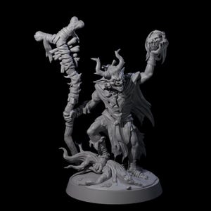 Peut inclure: Figurine grise d'un démon cornu tenant un crâne et un bâton orné d'os. Le démon a une expression menaçante et se tient sur une base avec un tronc d'arbre. La figurine est détaillée et semble être un personnage fantastique.