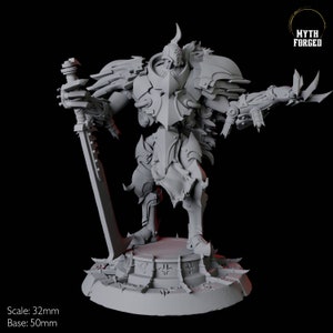 以下が含まれることがあります： 剣と機械的な腕を持つ戦士の灰色の詳細なミニチュア。フィギュアは複雑なデザインの円形のベースの上に立っています。ミニチュアは32mmのスケールで、50mmのベースが必要です。