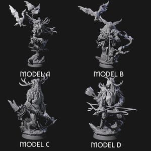 Può includere: Quattro modelli dettagliati stampati in 3D di figure fantasy, ciascuno su una base circolare. Il modello A presenta una figura simile a un albero con uccelli. Il modello B raffigura una figura cornuta con un bastone e uccelli. Il modello C è una creatura simile a un cervo. Il modello D è un arciere.