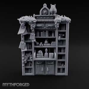 Puede incluir: Una estantería gris en miniatura con un diseño detallado. Cuenta con estantes llenos de libros, botellas y una calavera. Un búho se posa en la parte superior, con elementos decorativos en los laterales. El texto "MYTHFORGED" está en la parte inferior.