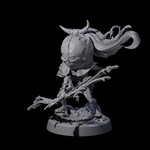 Può includere: Statuetta grigia di un personaggio fantasy con una grande testa, corna e capelli fluenti. Il personaggio tiene in mano un arco e una freccia, in piedi su una base rocciosa. La statuetta è dettagliata con motivi e disegni intricati.