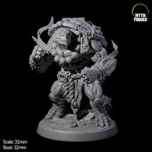Puede incluir: Una figura miniatura gris y detallada de una criatura humanoide musculosa con un caparazón de tortuga, que lleva un cinturón de cuerda y sostiene un arma. La figura está de pie sobre una base redonda. Escala: 32 mm, Base: 32 mm.