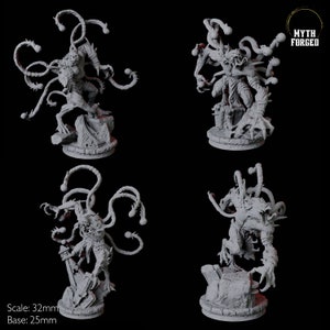 Puede incluir: Cuatro figuras en miniatura grises de escala 32 mm de una criatura con múltiples tentáculos y una cara grotesca. Las figuras están posadas en diferentes posturas dinámicas y están de pie sobre bases de 25 mm.