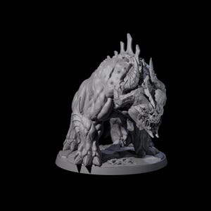 Puede incluir: Figura de monstruo gris impresa en 3D con una superficie detallada y texturizada. La criatura tiene cuernos, dientes afilados y una constitución musculosa, de pie sobre una base circular. El fondo es negro.