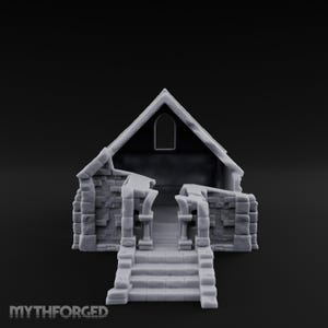 Puede incluir: Un modelo de edificio en miniatura de color gris con una fachada de textura de piedra, una entrada central arqueada, un conjunto de escalones frontales y un techo a dos aguas con una ventana arqueada. El texto MYTHFORGED aparece en la esquina inferior izquierda.