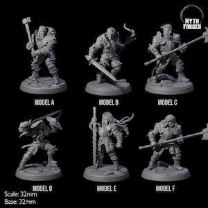 Könnte beinhalten: Sechs 32 mm große Miniaturfiguren von Fantasy-Kriegern in verschiedenen Posen, die Schwerter, Äxte und Schilde halten. Die Figuren sind aus grauem Kunststoff und unbemalt.