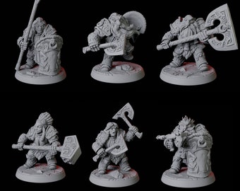 Könnte beinhalten: Sechs graue Miniaturfiguren von Fantasy-Charakteren, jede mit einer Waffe oder einem Werkzeug posiert. Zu den Figuren gehören ein Krieger mit einer großen Axt, eine Figur mit einem Hammer und eine Figur mit einem Speer. Die Miniaturen stehen auf kreisförmigen Sockeln.