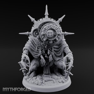 Puede incluir: Figura gris detallada de una criatura de fantasía con un gran tocado adornado con calaveras y una cara. La figura está cubierta con una capa, tiene manos con garras y sostiene espadas. La base tiene el texto "MYTHFORGED".